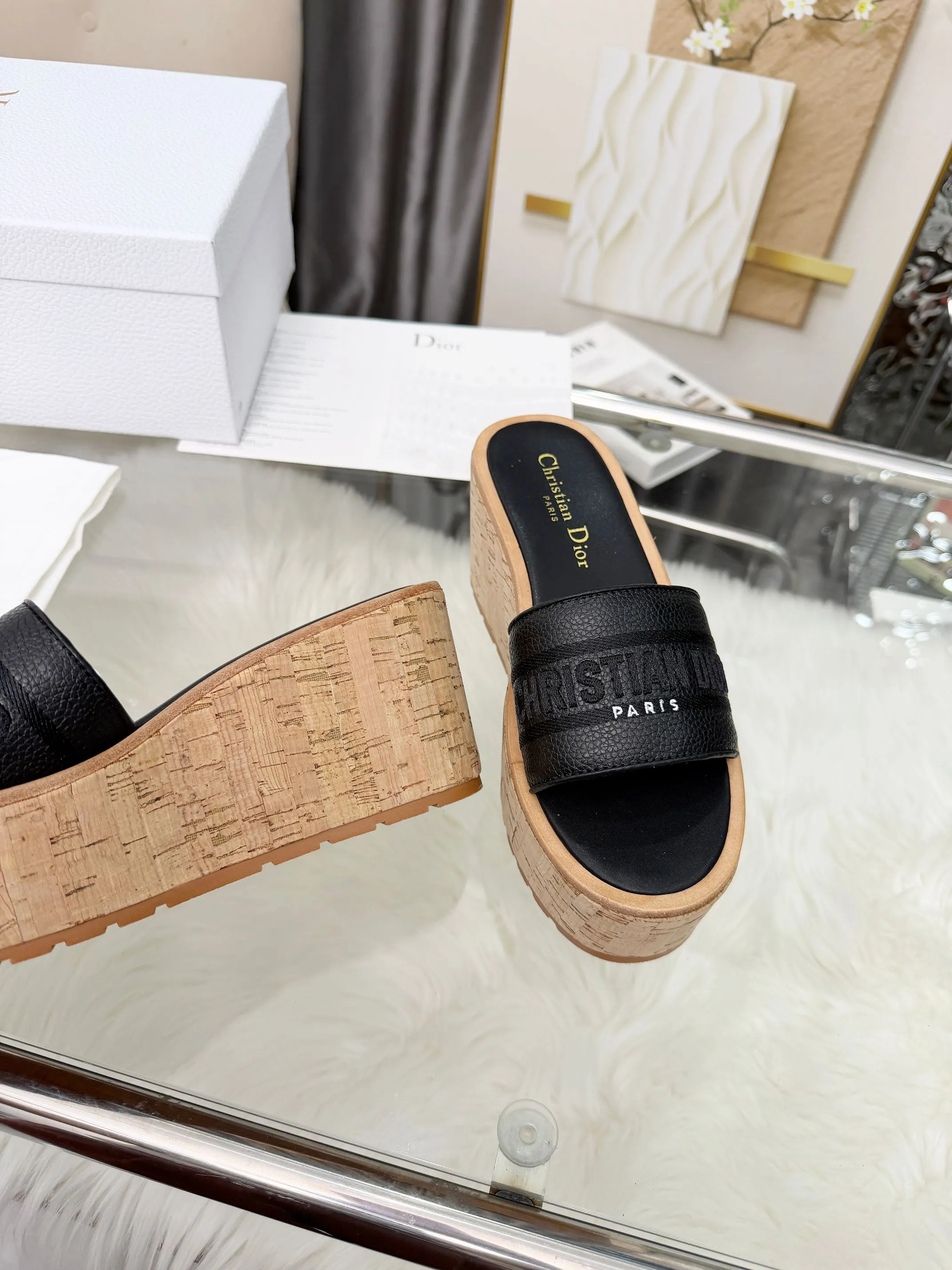 👟👟Ex-factory price 440👟👟 Dior Dior〰️Dway thick-soled wedge sandals✔️This thick-soled sandal is fashionable, casual and highly recognizable. The inspiration is cleverly combined by D's main designer into the perfect shoe shape. Paired with brand buckles, it is even more fashionable! Original version, perfect and exquisite workmanship!  Upper: pebbled leather + electric show code number; 35-39 (40-41 customized)
